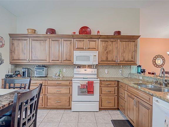 3rd image of 901 NW 3rd Pl