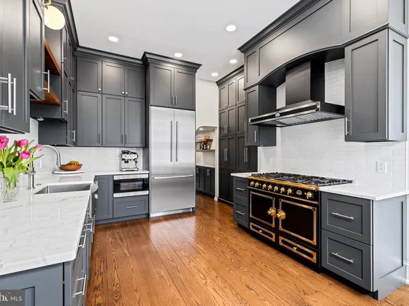 250 S 3rd St, Philadelphia, PA 19106