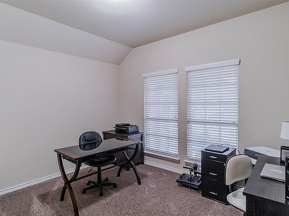 5th image of 562 Jamestown Ln