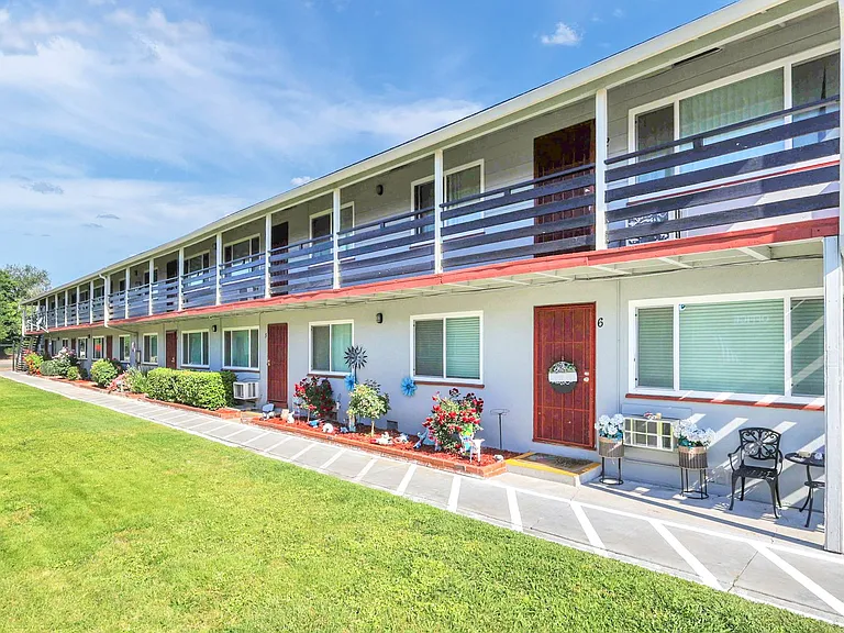 Country Club Apartments — Photo 2