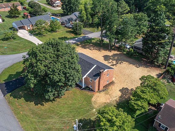 4th image of 300 Robin Dr