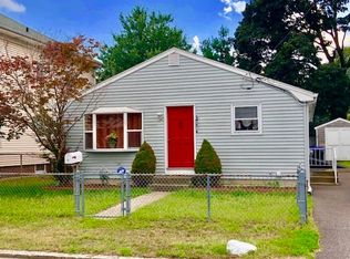 95 Hunts Ave, Pawtucket, RI 02861