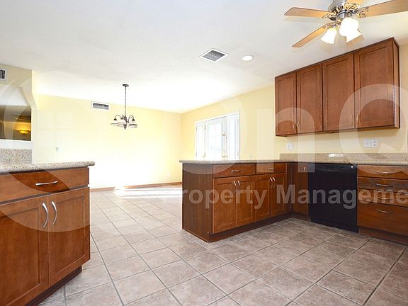 5th image of 5019 E Laurel Ln