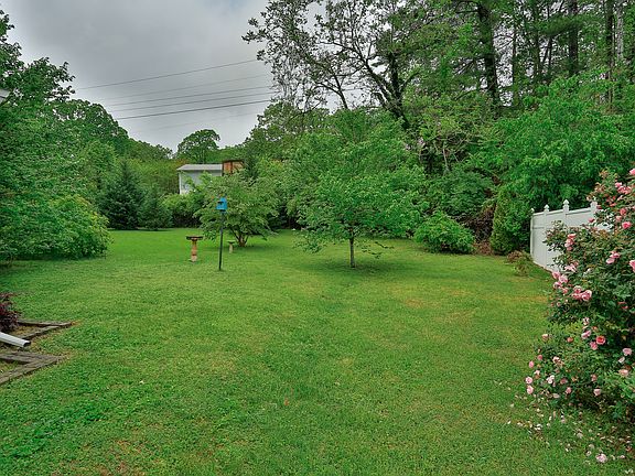4th image of 1335 Cloverdale Dr