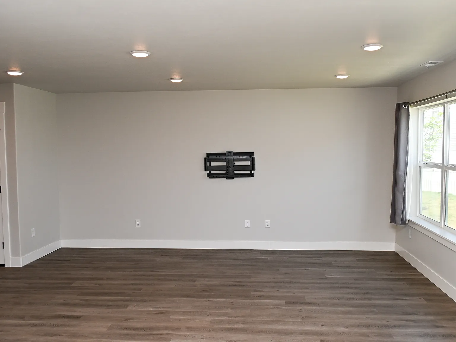 3 bed, 2.5 bath, 1550 sqft, $2,100 — Photo 4