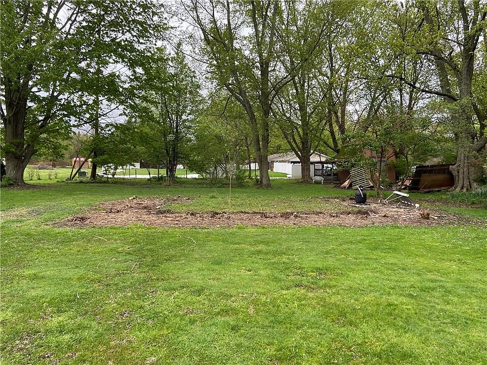 2nd image of 32 E Maple Dr