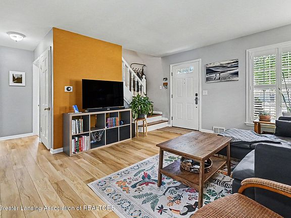 5th image of 1002 W Grand River Ave