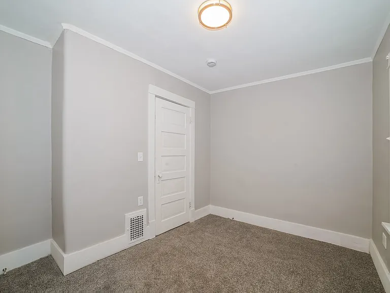 1649207_027_bedroom_13490166.jpg