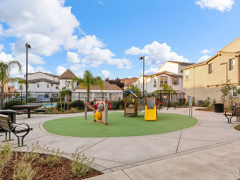 Spacious Townhomes in Provence at Natomas — Photo 50