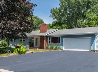 709 Cheyenne Ln, Mendota Heights, MN 55120