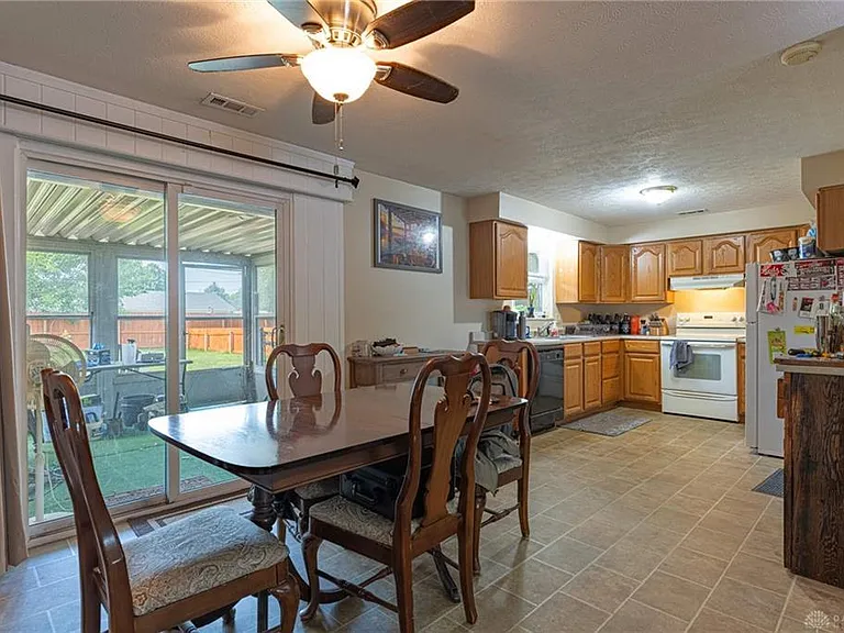 407 Heather St — Photo 1