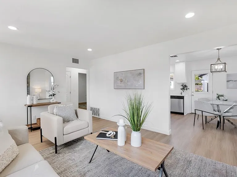17733 Los Alimos St — Photo 4