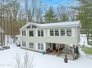 138 E Lake Dr, Dingmans Ferry, PA 18328
