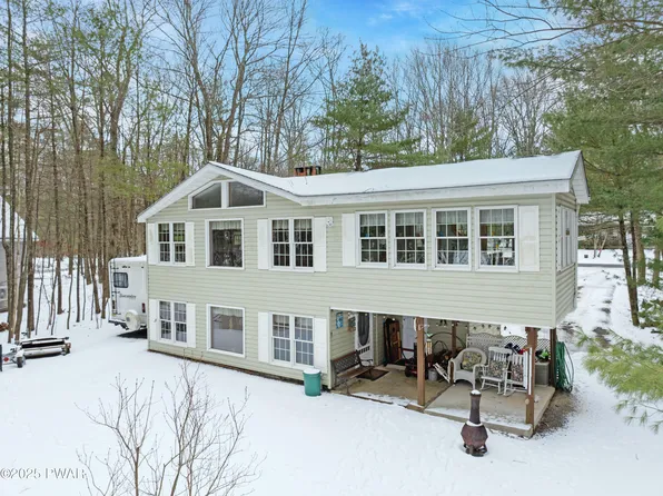 138 E Lake Dr, Dingmans Ferry, PA 18328