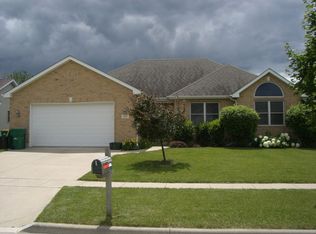 130 E Maplewood Dr, Sycamore, IL 60178