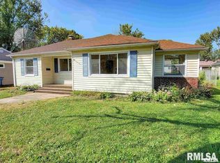 1033 N State Rd, Flora, IL 62839