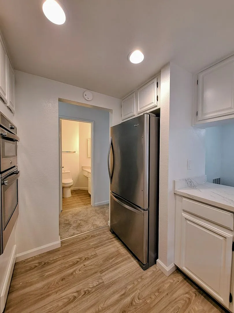 Remodeled 3bd 3-Story Townhouse With Attached Garage — Photo 2