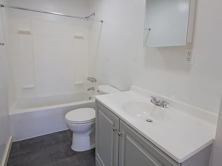 319 Franklin Ave #2 — Photo 11