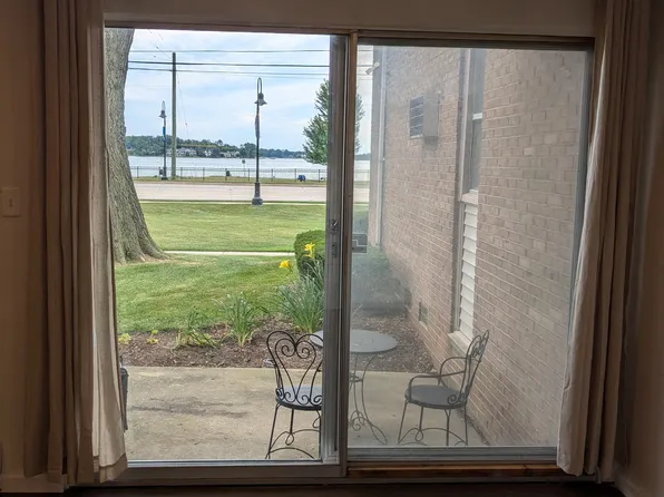 1673 Cass Lake Rd, Keego Harbor, MI 48320