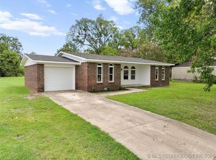 704 Cedar Dr, Madill, OK 73446
