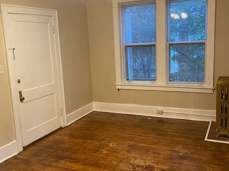 Colonial Apartments — Photo 24