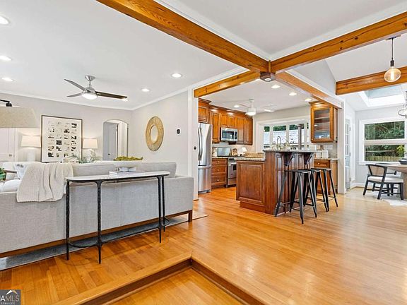4th image of 639 Scott Cir