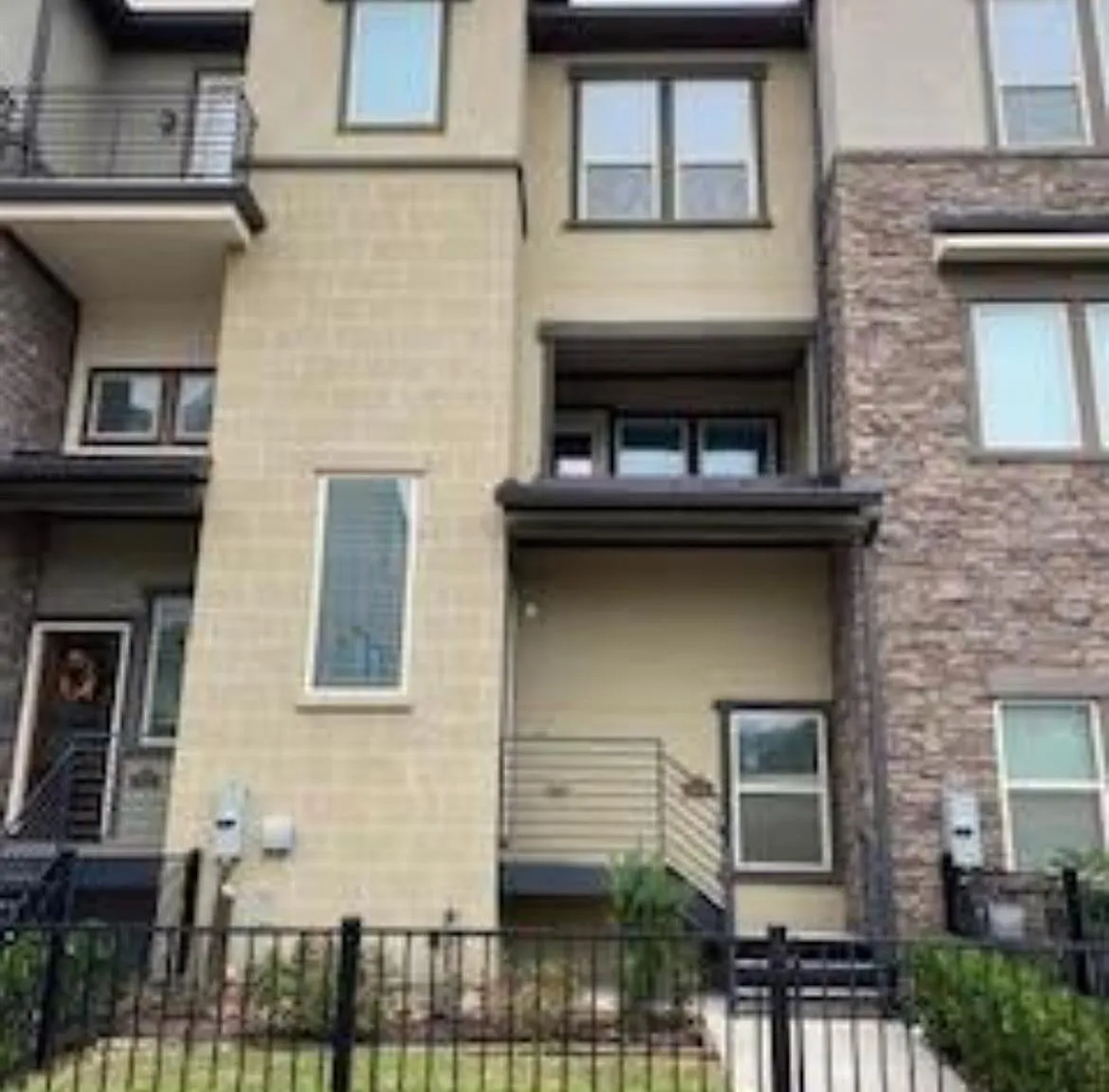 3 bed, 3.5 bath, 2082 sqft, $3,500 — Photo 3