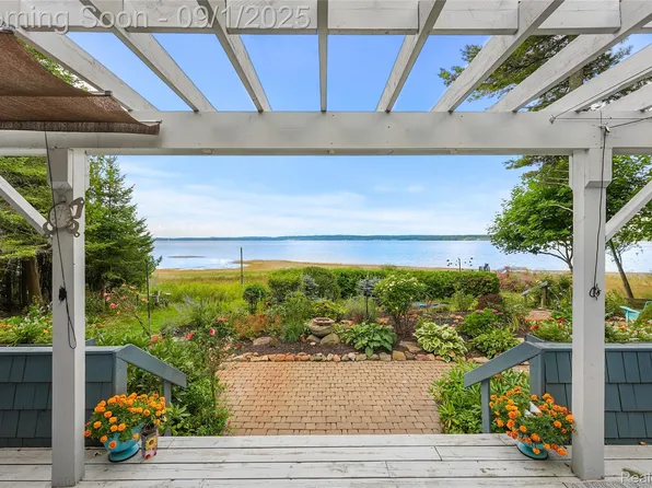 13288 E Circle Dr, Northport, MI 49670