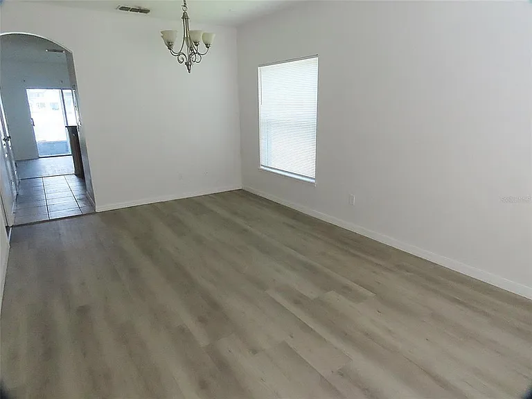 427 Wilton Cir — Photo 3