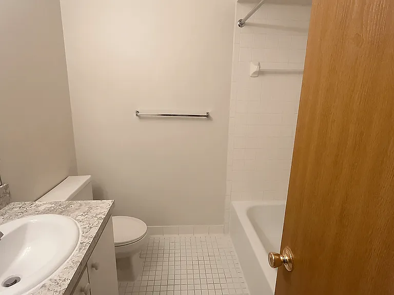 Lakeside Village Apartments — Photo 125
