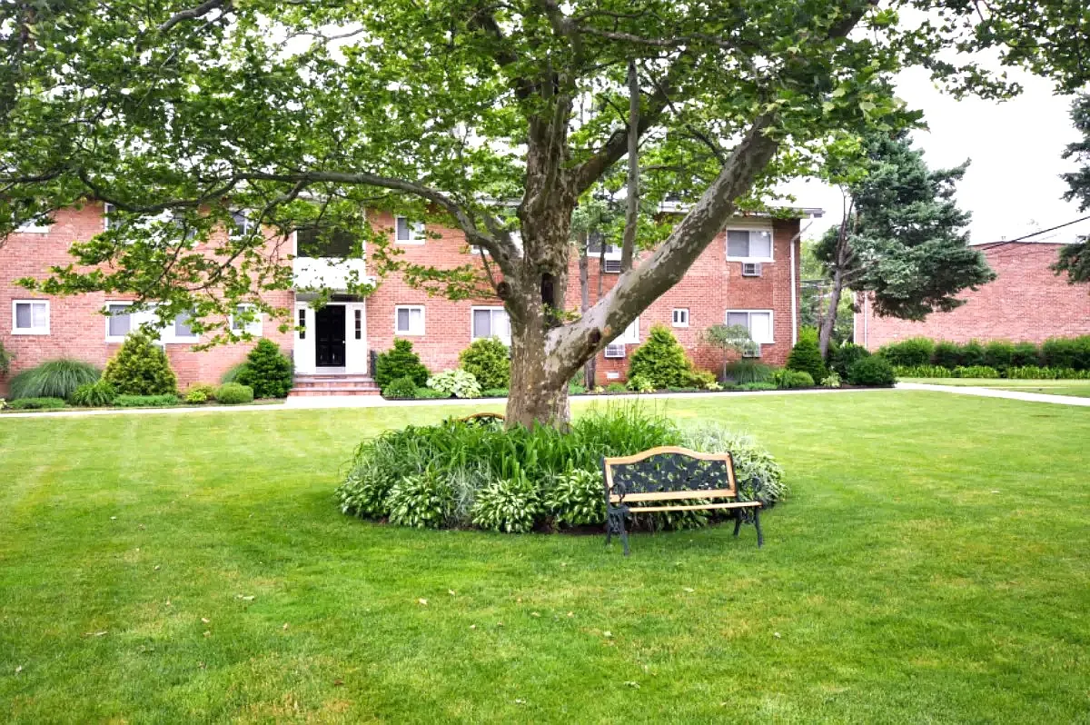 Wildwood Gdns, Port Washington — Photo 1