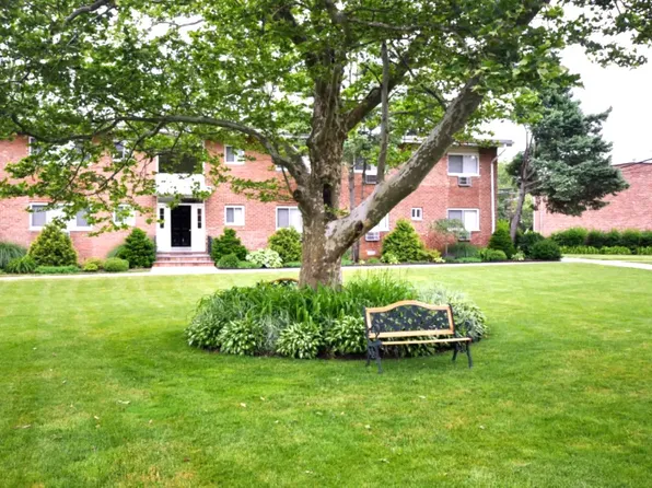 (undisclosed Address), Pt Washington, NY 11050