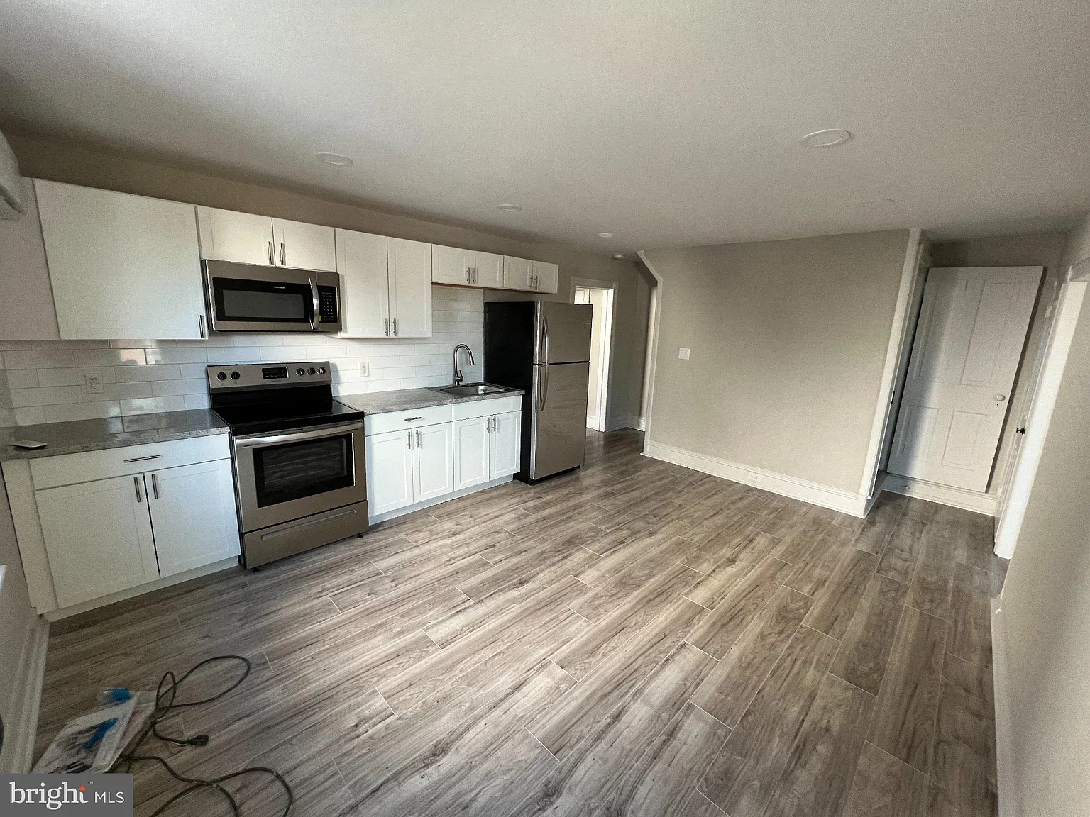 3 bed, 1.0 bath, 1100 sqft, $1,950 — Photo 4