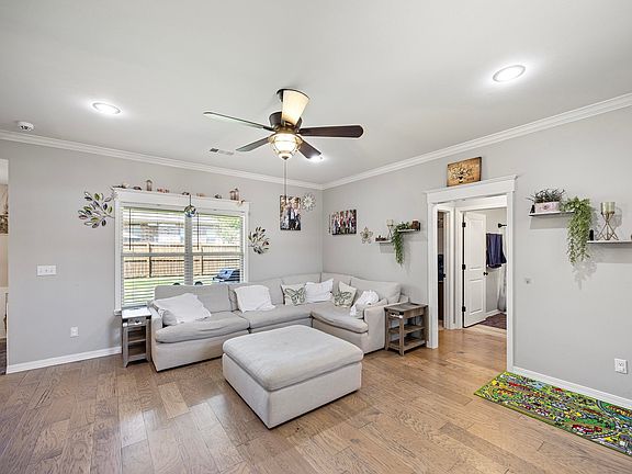 4th image of 1100 Lindsey Ln