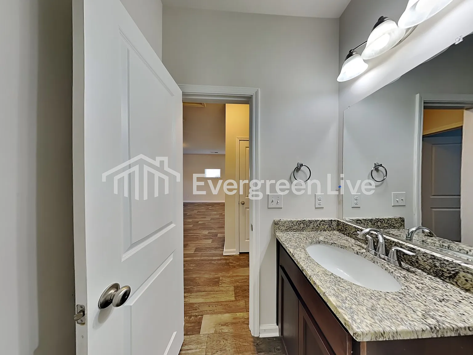 3 bed, 2.0 bath, 1241 sqft, $1,695 — Photo 4