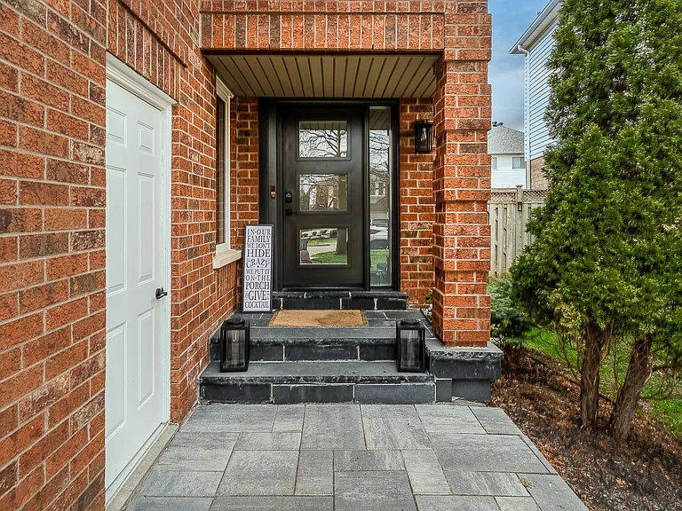 457 Heddle Cres — Photo 3
