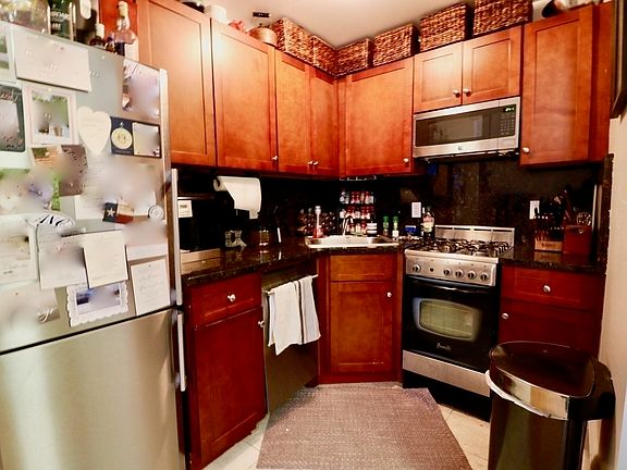3rd image of 15 W 73rd St APT 1R