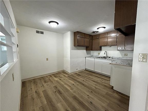 3rd image of 3915 Washington St #4