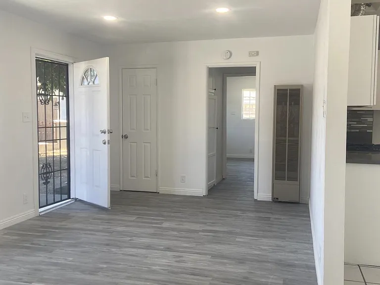 1216 W Newgrove St — Photo 3