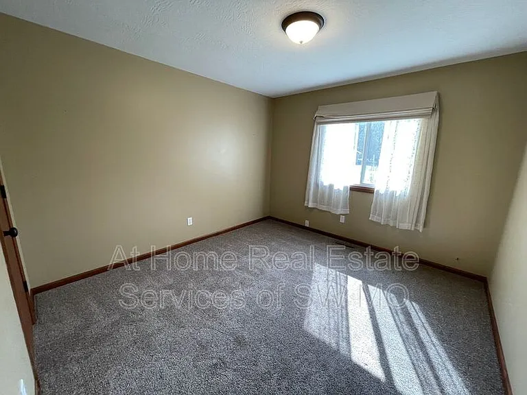 201 W Sally Ln — Photo 9