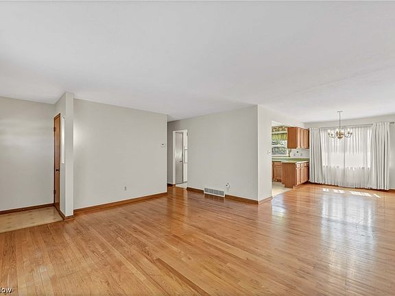 5th image of 9643 Idlewood Dr