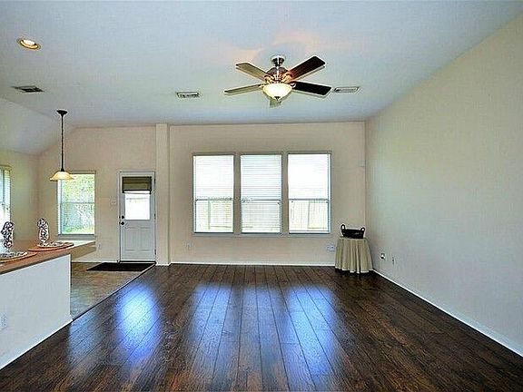 3rd image of 2608 Courtyard Ln