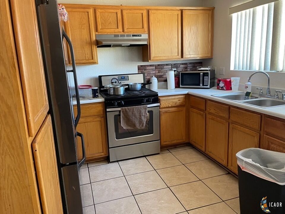 2nd image of 605 E Rivera Ave