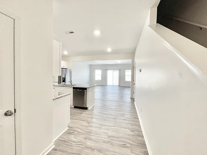 3 bed, 2.5 bath, 1762 sqft, $1,950 — Photo 3