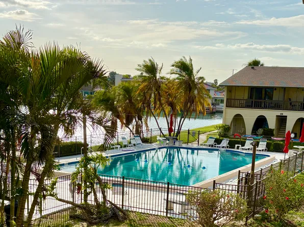 511 Plaza Seville Ct APT 24, Treasure Island, FL 33706