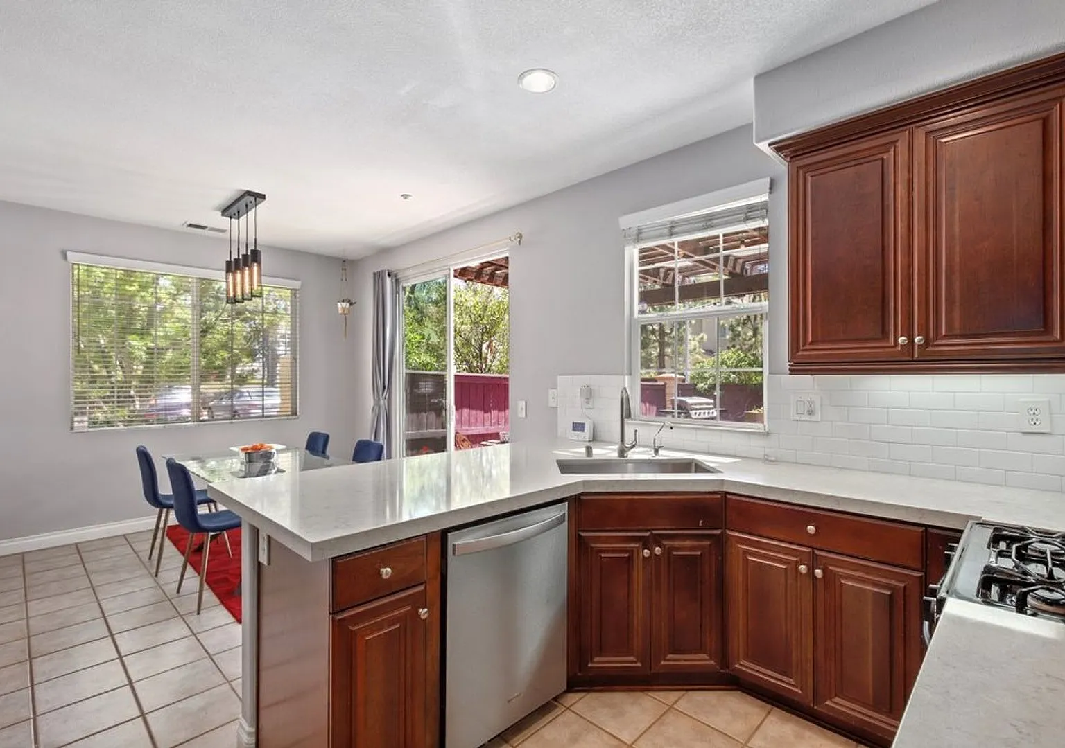 Spacious 3 Bed 2.5 Bath in Crescent Court Community with nice backyard! — Photo 4
