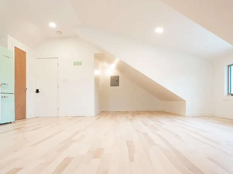 177 Montgomery St #3 — Photo 10