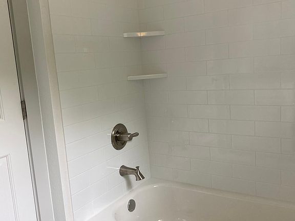 5th image of 411 W San Antonio St
