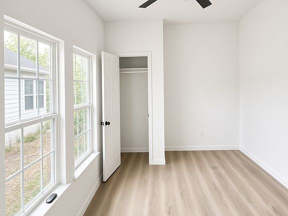 2nd image of 2105 Lyle Ave #B
