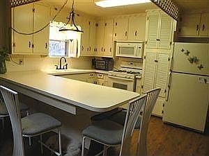 5th image of 433 Bedford Ct W